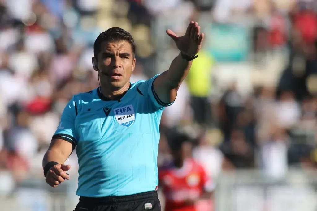 José Cabero entregó el informe arbitral de la Supercopa | Foto: Photosport