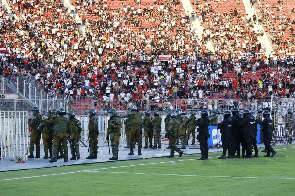 En el entretiempo y en gran parte del partido hubo desmanes en galería norte | Foto: Photosport