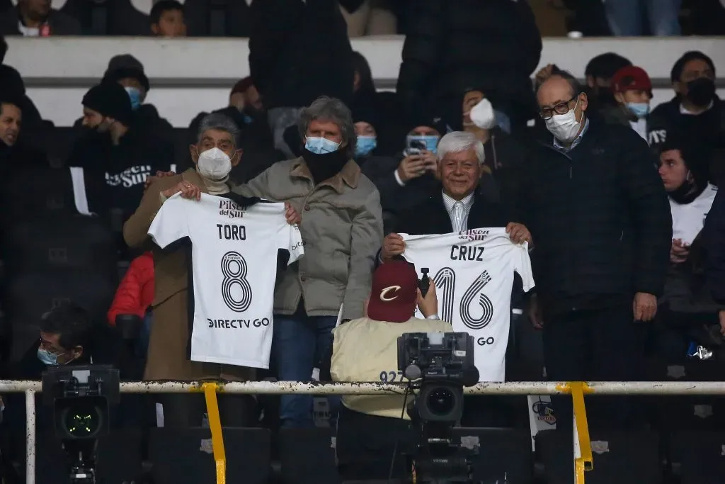 Uno de los últimos homenajes a Jorge Toro en el Monumental junto a Humberto Cruz, en mayo de 2022 | Foto: Photosport