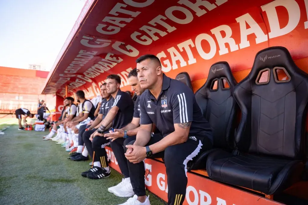 Jorge Almirón en la banca de Colo Colo ante Unión Española en Santa Laura. Imagen: Guille Salazar/DaleAlbo