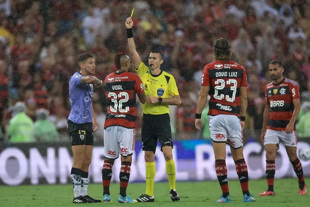 Andrés Matonte amonesta a Arturo Vidal en Flamengo. | Imagen: Getty.
