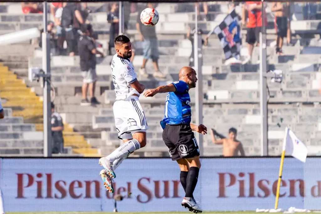 Emiliano Amor en la disputa del balón con Sebastián Sáez. (Foto: Guillermo Salazar/DaleAlbo)