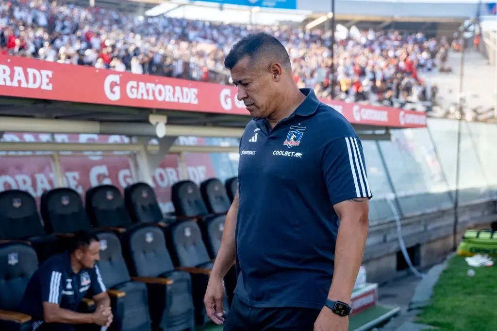 Jorge Almirón arribando al banco de suplentes en el Colo Colo vs Huachipato. (Foto: Guillermo Salazar/DaleAlbo)