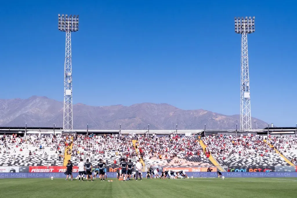 Colo Colo realizando el calentamiento previo en la cancha del Estadio Monumental. (Foto: Guillermo Salazar/DaleAlbo)
