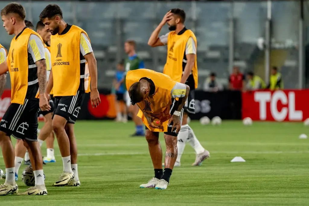 Arturo Vidal tocándose la rodilla en la entrada en calor. (Foto: Guillermo Salazar/DaleAlbo)