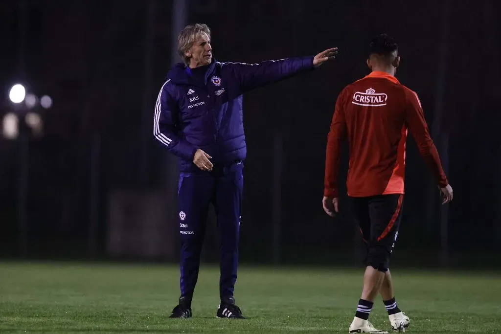 Ricardo Gareca en el primer entrenamiento de la Roja en Europa. (Foto: @LaRoja)