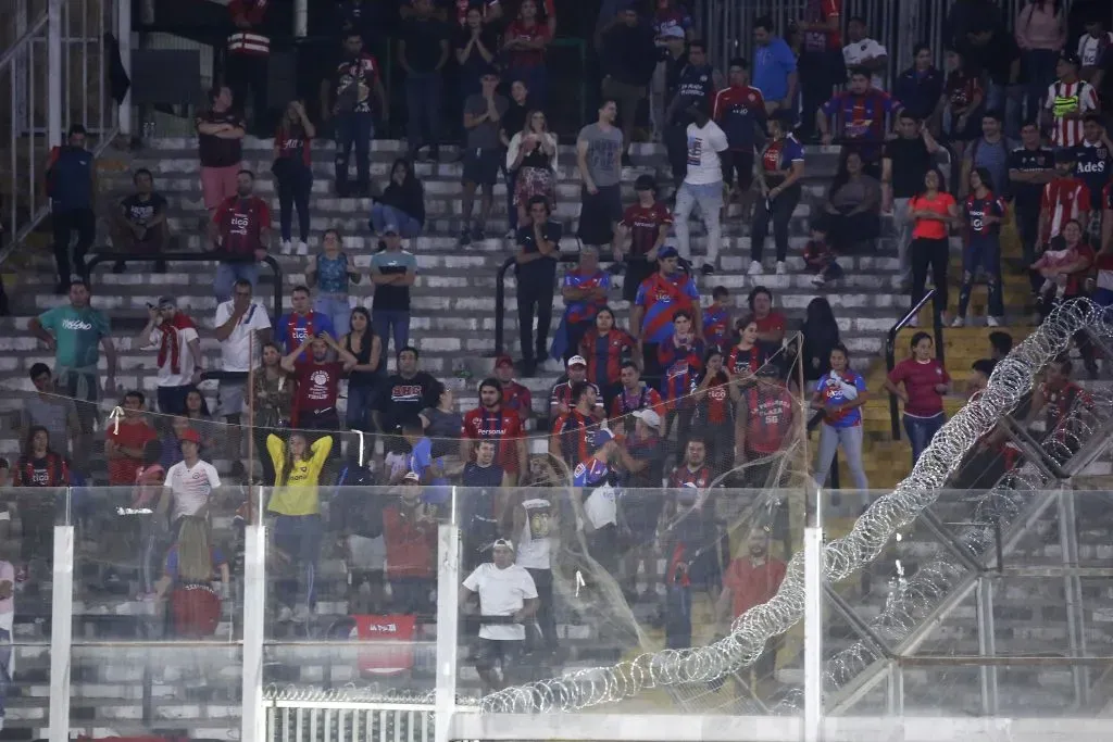 Los hinchas de Cerro Porteño en el Estadio Monumental para el duelo vs Curicó Unido. (Foto: Photosport)