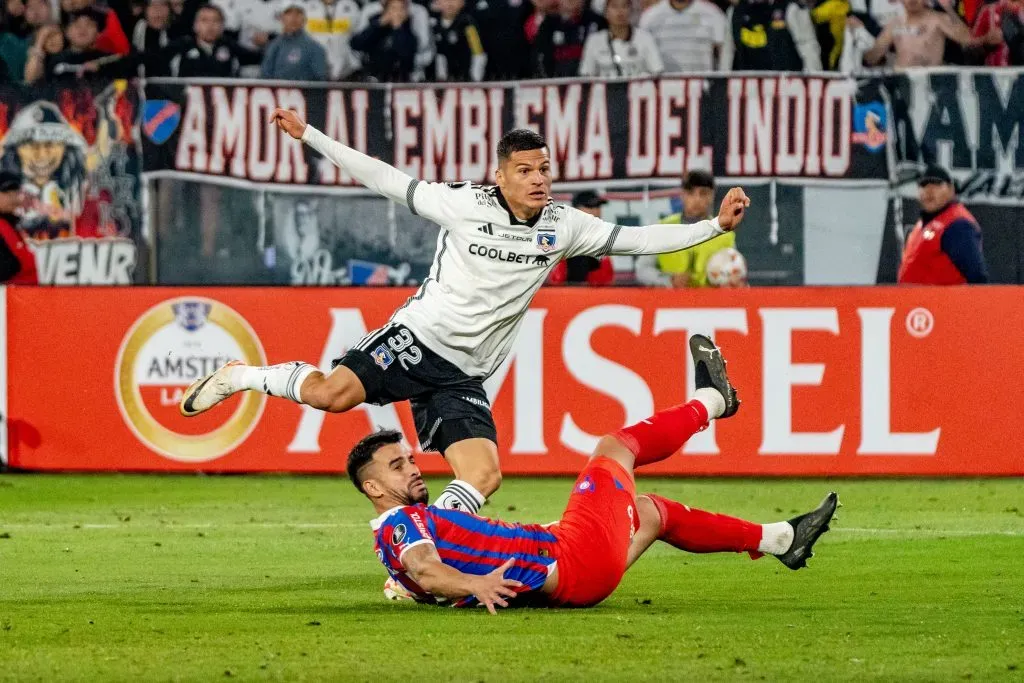 Lucas Cepeda y el momento del gol de Colo Colo ante Cerro Porteño. Imagen: Guille Salazar/DaleAlbo