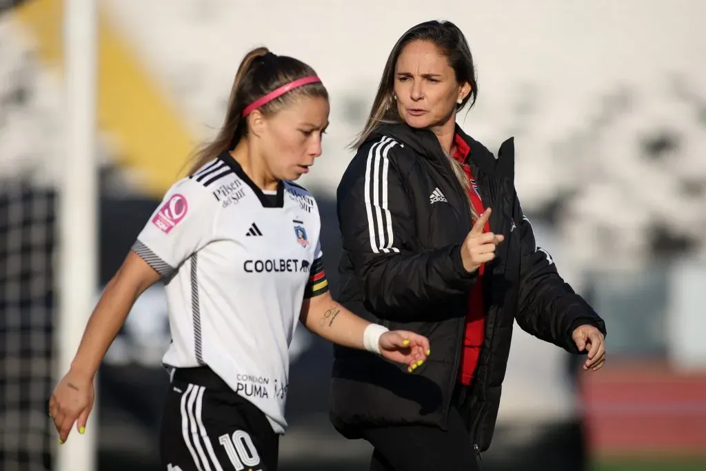 Tatiele Silveira conversando con Yanara Aedo. (Foto: Colo Colo)