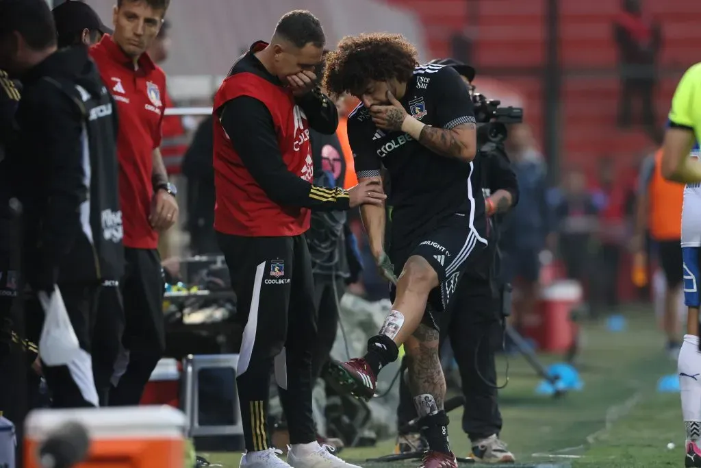 Maximiliano Falcón explica su dolor en la rodilla. | Imagen: Photosport