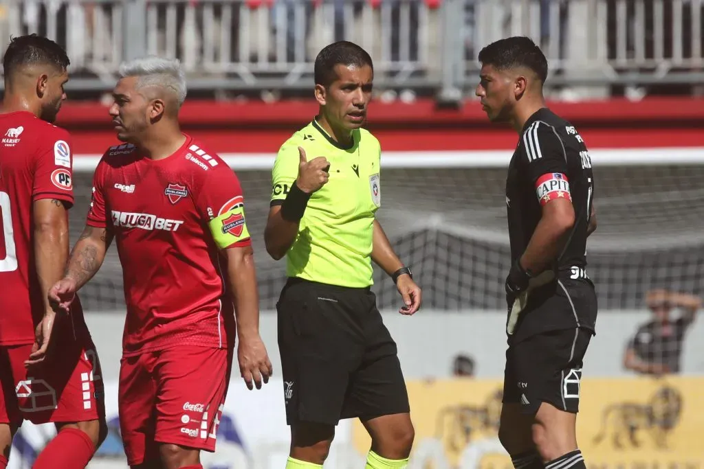 Rodrigo Carvajal arbitrando el Colo Colo vs Ñublense en Chillán. (Foto: Photosport)