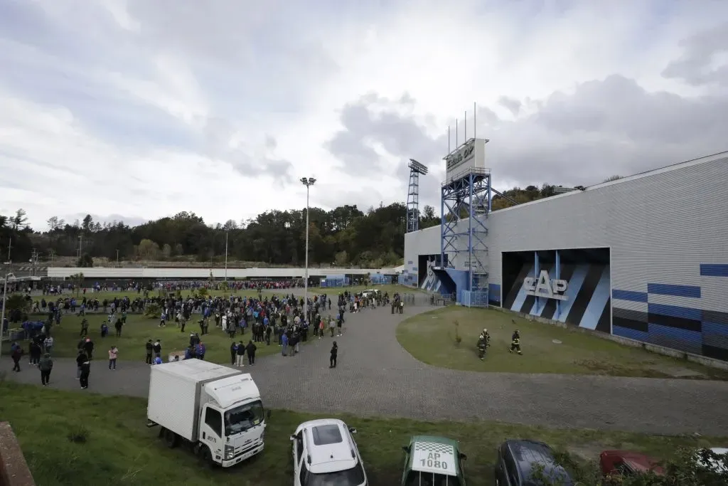 Hinchas desalojados del Estadio Huachipato en Talcahuano. (Foto: Photosport)