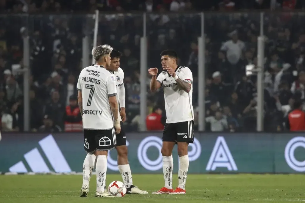 Pavez dirige a sus compañeros en el triunfo de Colo Colo vs La Calera. | Imagen: Photosport