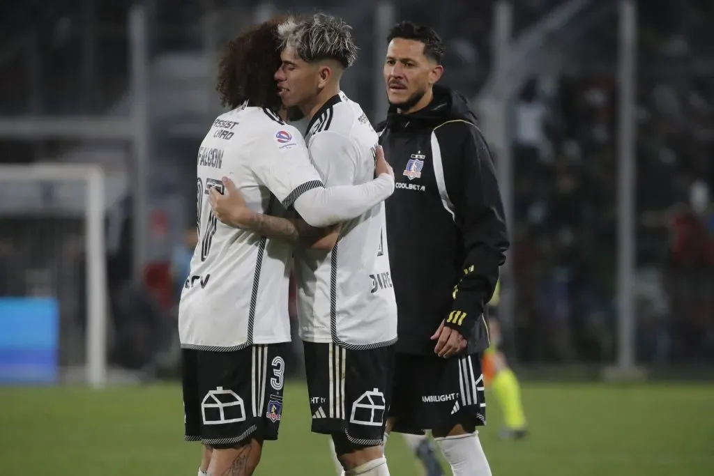 Carlos Palacios junto a Maximiliano Falcón y Ramiro González. (Foto: Photosport)