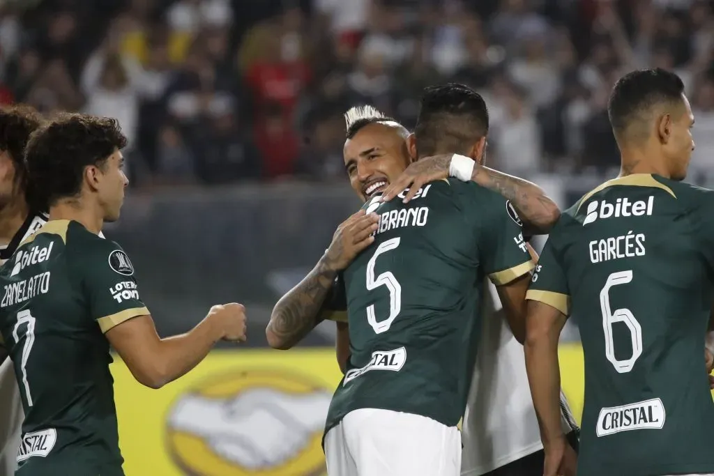 Carlos Zambrano saludándose con Arturo Vidal. (Foto: Photosport)