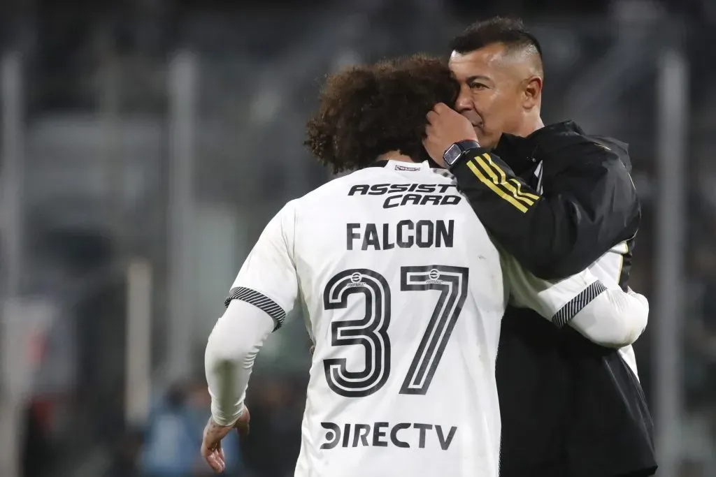 Jorge Almirón conversando con Maximiliano Falcón. (Foto: Photosport)