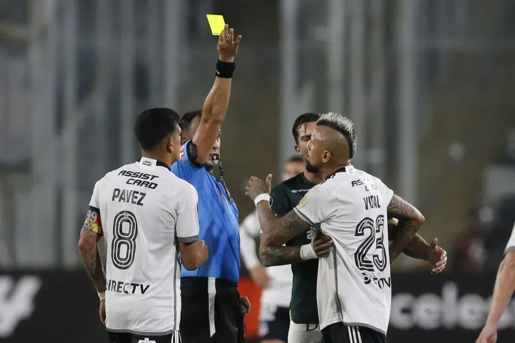 Arturo Vidal llegó a tres amarillas en la Copa Libertadores y será baja ante Fluminense. Foto: Photosport.