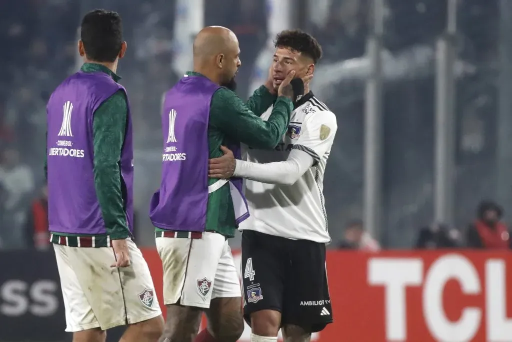 Alan Saldivia recibiendo las felicitaciones de Felipe Melo