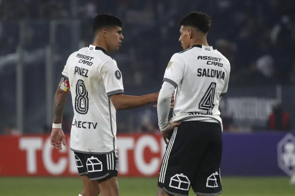 Esteban Pavez conversando con Alan Saldivia. (Foto: Photosport)