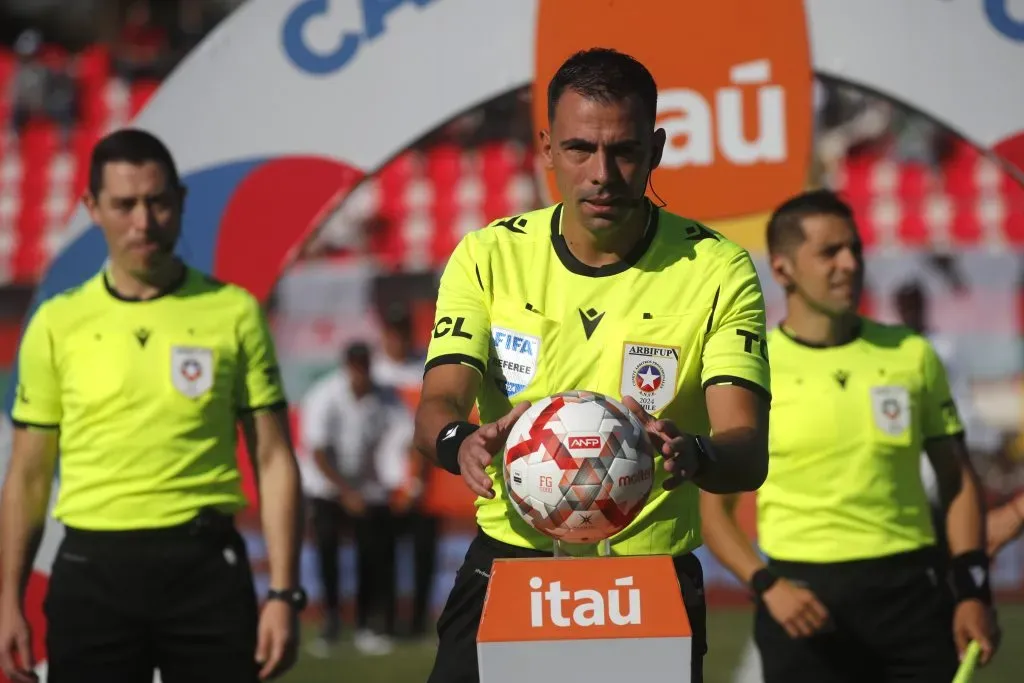 Juan Lara es el árbitro para Colo Colo vs Audax Italiano. (Foto: Photosport)