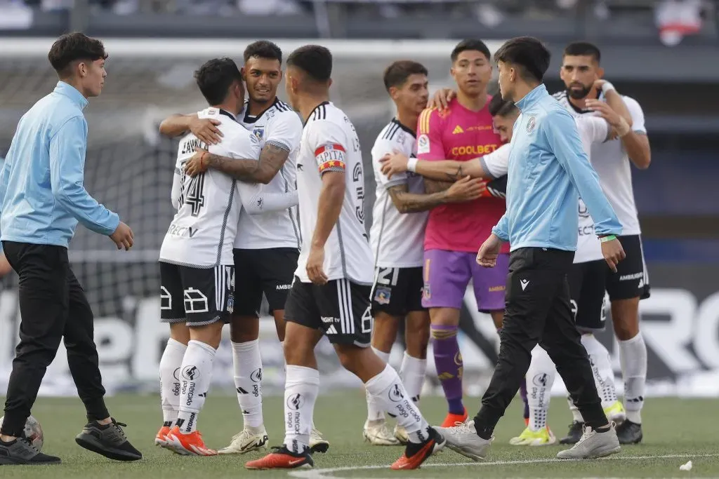 Cristián Zavala recibiendo las felicitaciones de sus compañeros. (Foto: Photosport)