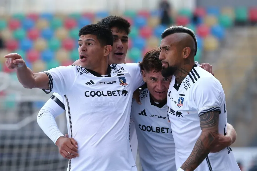 Esteban Pavez celebrando el gol de Leonardo Gil. (Foto: Photosport)