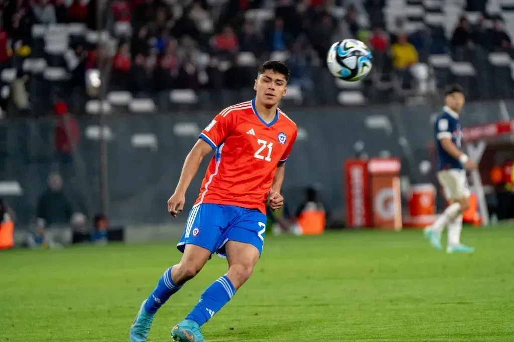 Damián Pizarro con la camiseta de la Selección Chilena