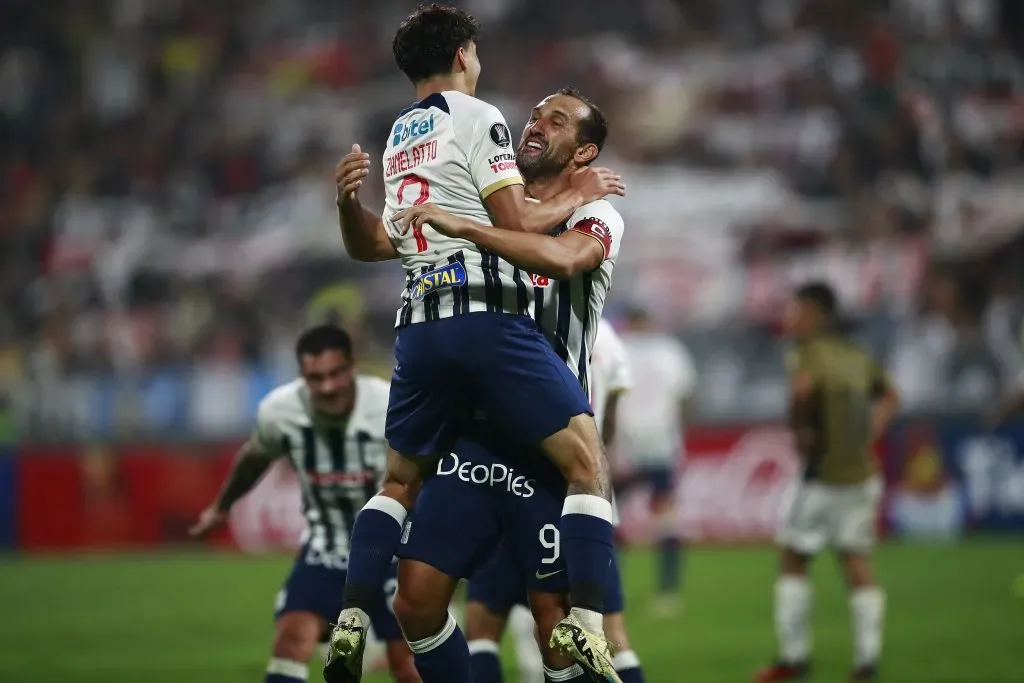 Hernán Barcos celebrando con Franco Zanelatto. (Foto: Photosport)