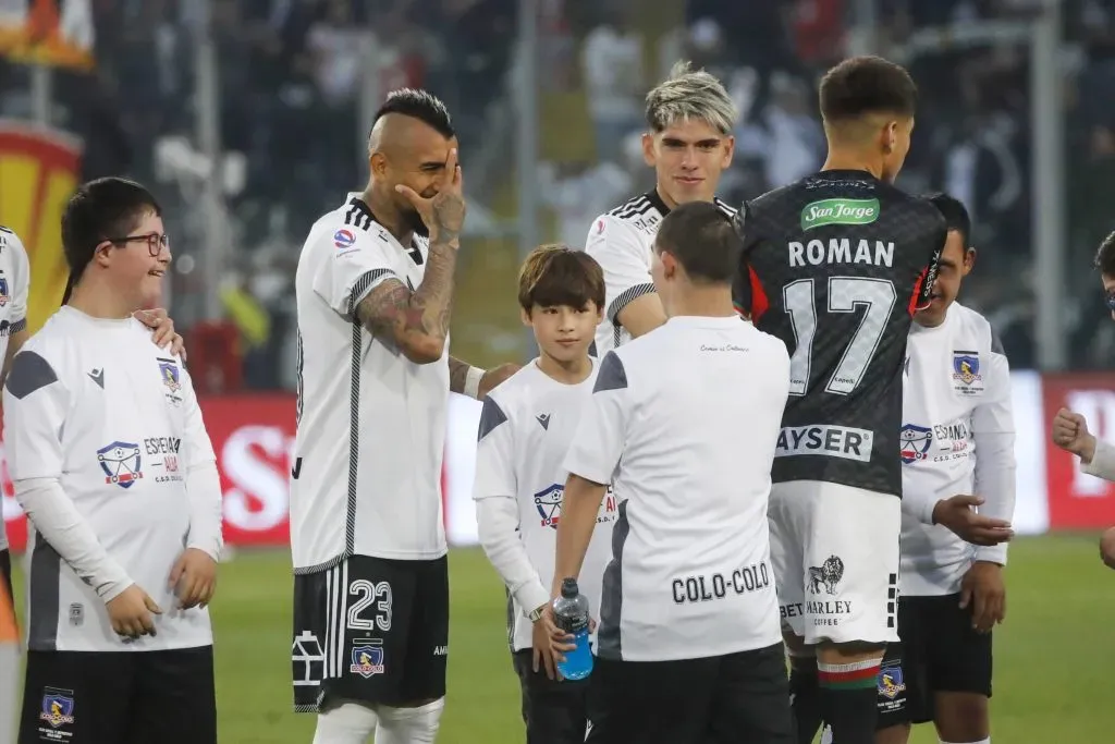 Niños de Esperanza Alba en el saludo inicial del partido | Foto: Photosport