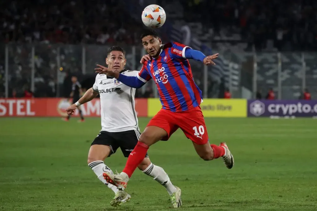 Cecilio Domínguez jugando contra Colo Colo en Santiago