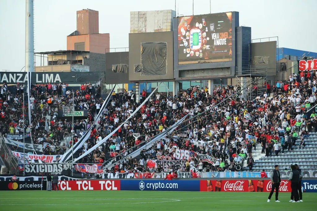 La hinchada alba en Lima | Foto: Photosport