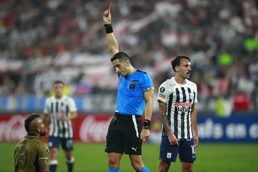 Arturo Vidal expulsado durante el partido de Colo Colo vs Alianza Lima. (Foto: Photosport)