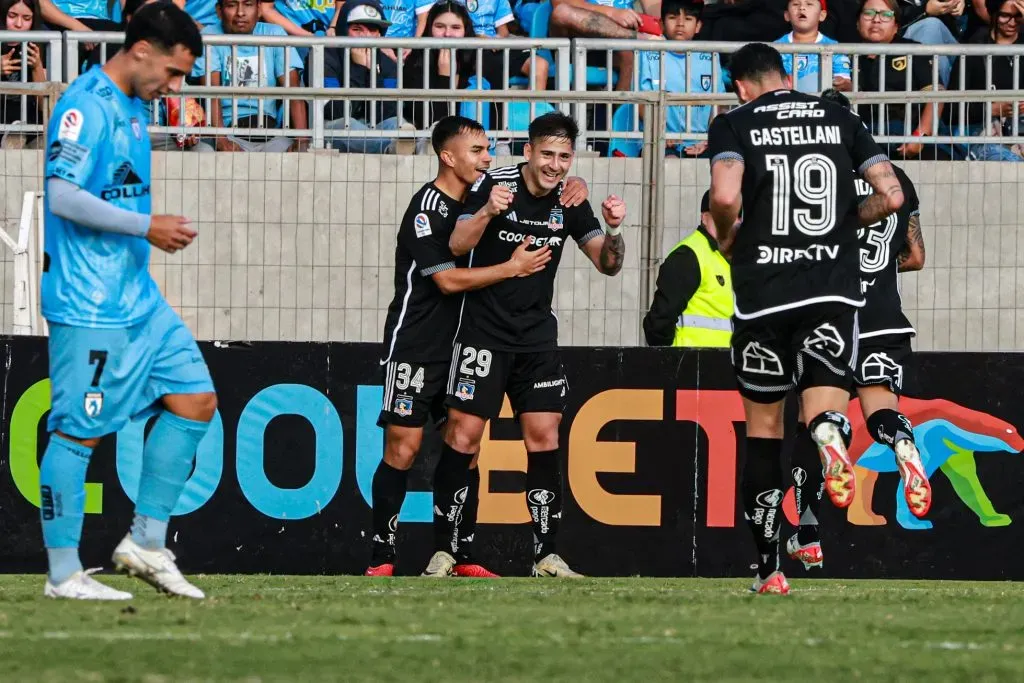 Gonzalo Castellani acude a celebrar el gol con Guillermo Paiva