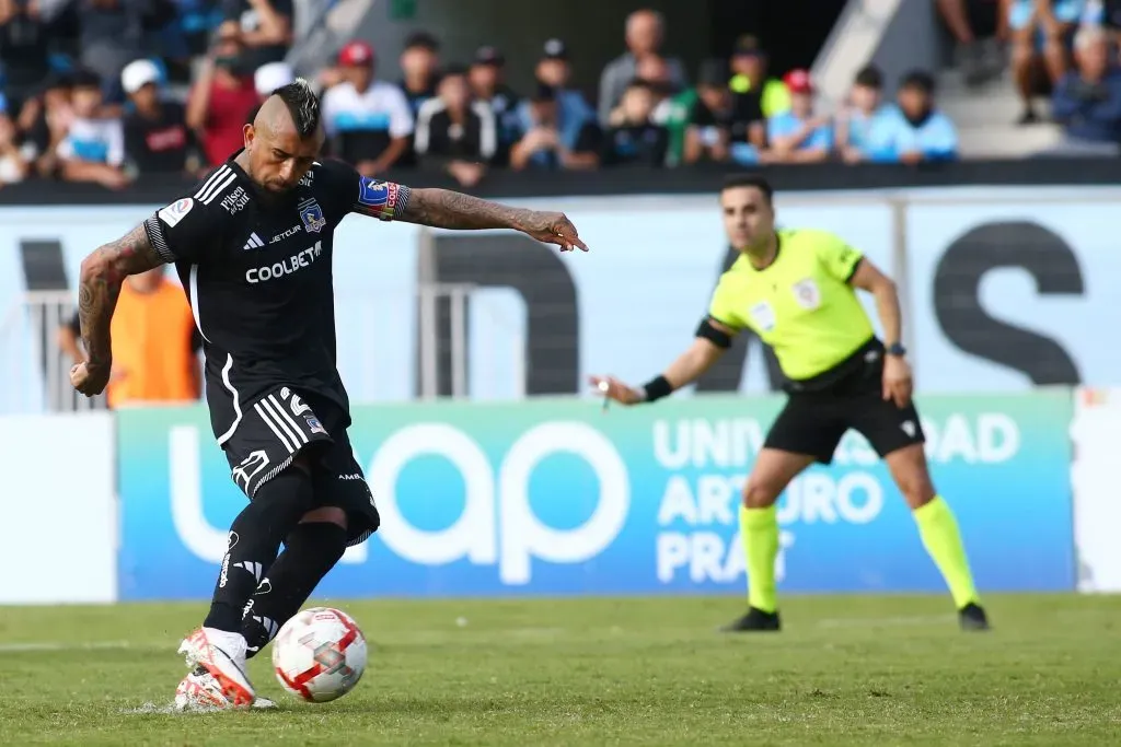 Arturo Vidal anotando de penal ante Iquique