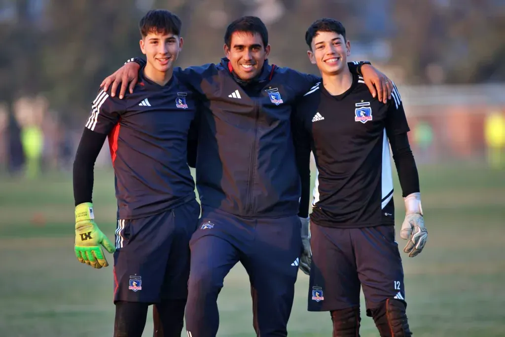 Los arqueros del futuro de Colo Colo junto a Martín Gutiérrez. 