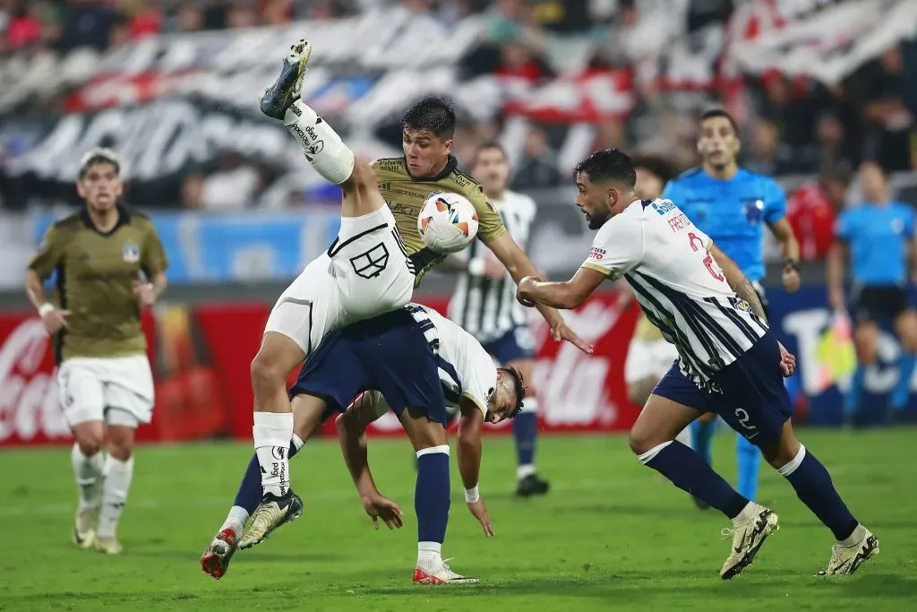 Damián Pizarro en el partido de Colo Colo vs Alianza Lima. (Foto: Photosport)