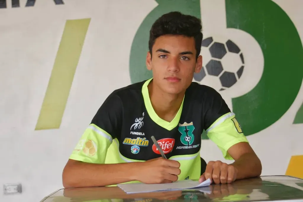 Javier González el día que firmó su primer contrato profesional en 2021. | Imagen: Academia Rey.