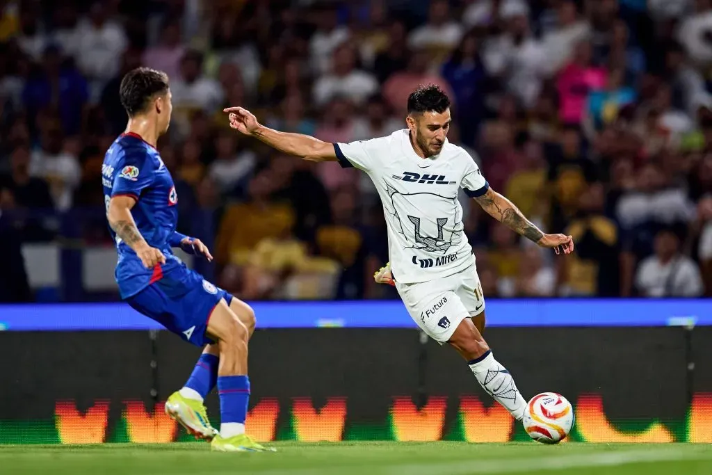 Eduardo Salvio jugando con la camiseta de Pumas