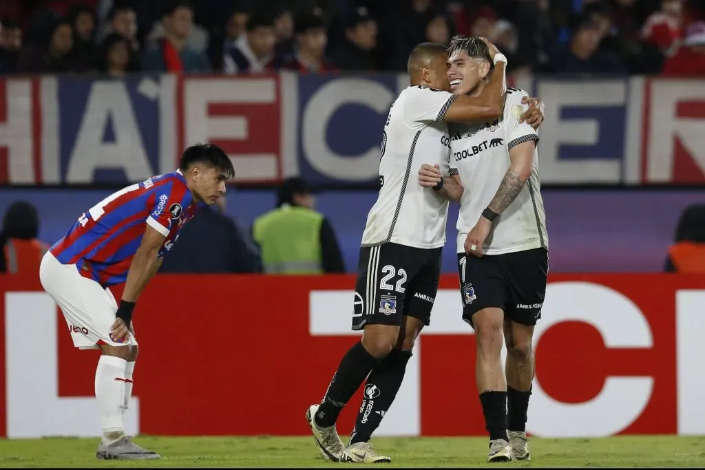 Leandro Benegas abrazando a Carlos Palacios en la clasificación. (Foto: Photosport)