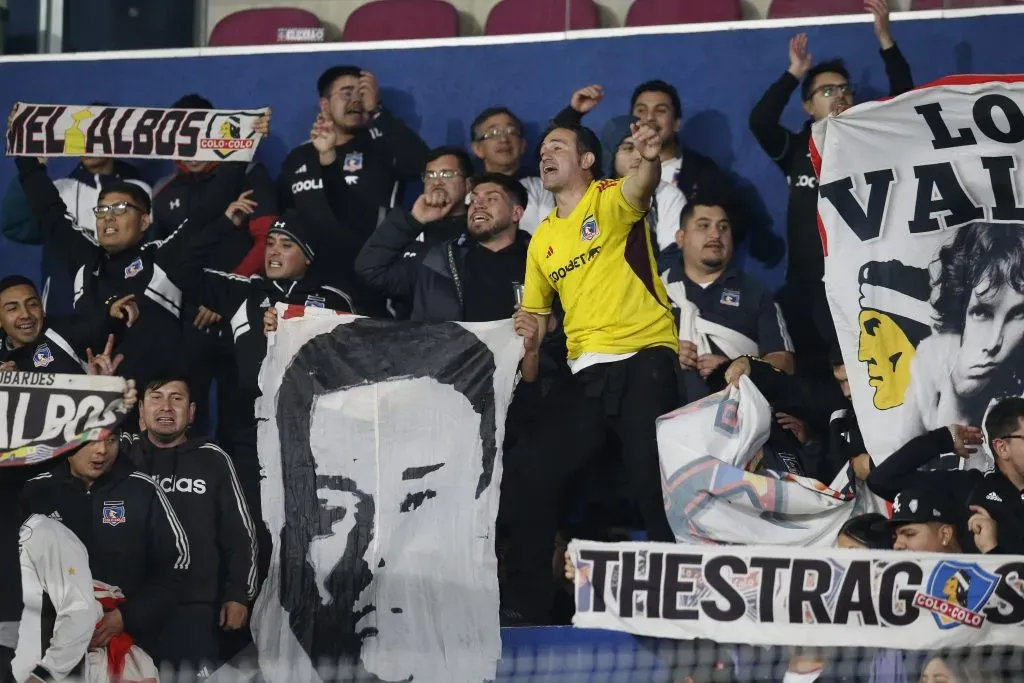 Hinchas de Colo Colo alentando en Paraguay