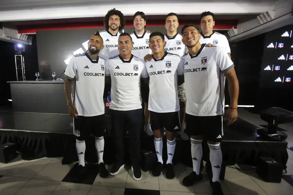 Esteban Paredes en la presentación de la camiseta de Colo Colo. (Foto: Photosport)