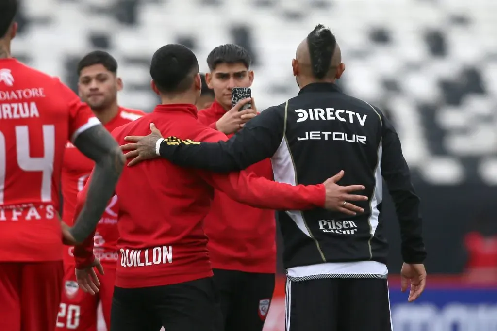 Arturo Vidal se dio el tiempo de sacarse fotos con los jugadores de Colegio Quillón tras el partido de la Copa Chile en el Estadio Monumental. Foto: Dragomir Yankovic/Photosport