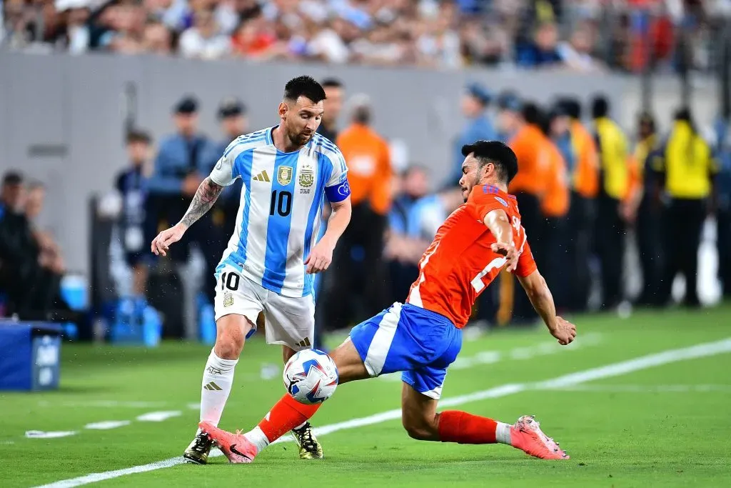 Las polémicas marcaron la caída de la selección chilena ante Argentina. Foto: Photosport.