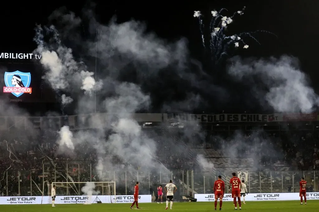 El partido de Colo Colo vs Universitario se suspendió por graves incidentes en el Monumental | Foto: Photosport