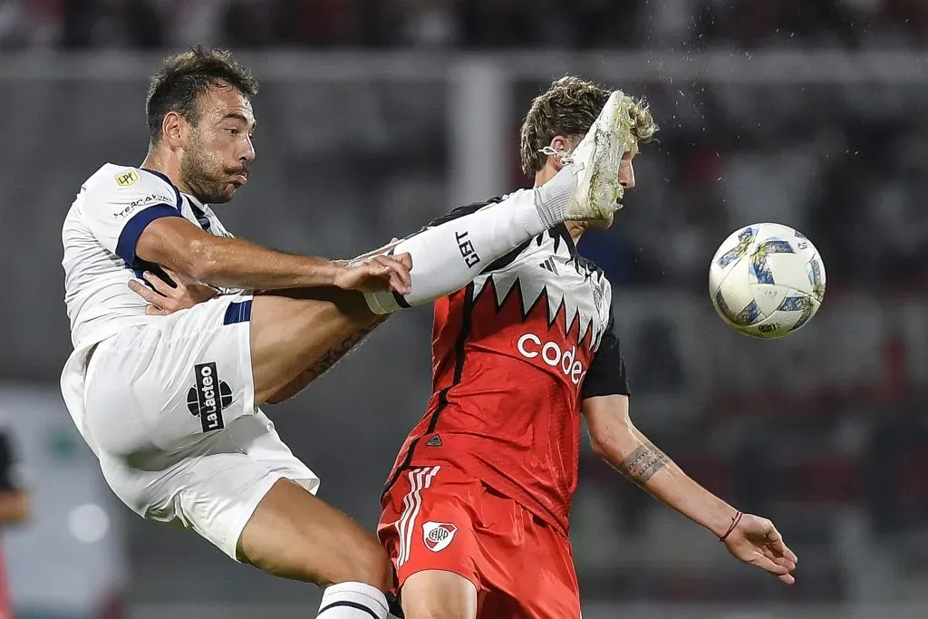 Matías Catalán enfrentando a River Plate con Talleres de Córdoba. (Foto: Getty Images)