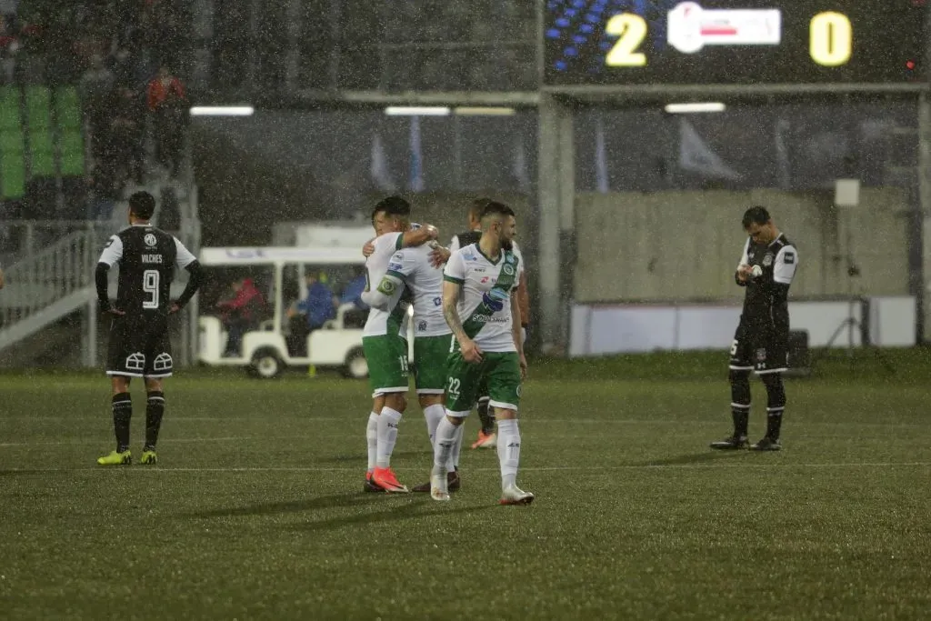 Colo Colo visitando a Deportes Puerto Montt. (Foto: Photosport)