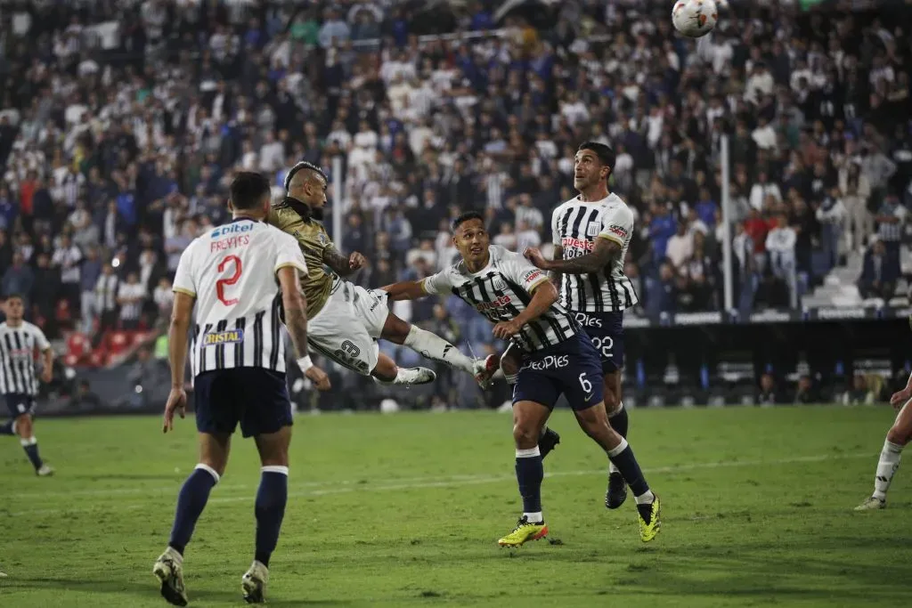 Arturo Vidal fue clave en la clasificación a octavos de Libertadores tras marcar un golazo ante Alianza Lima. Foto: Photosport.