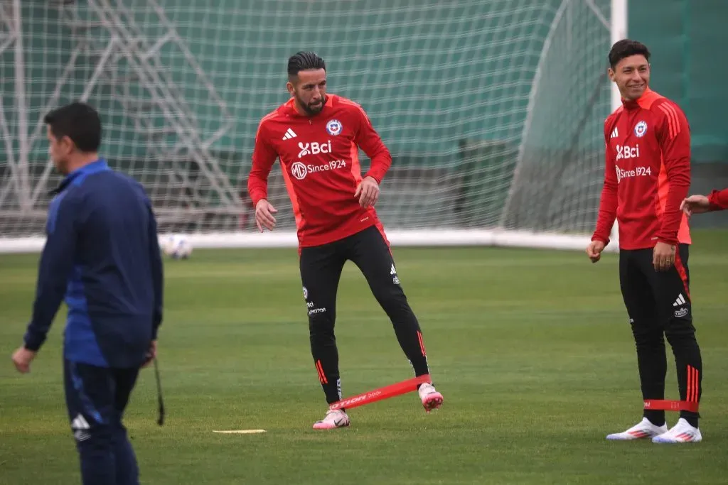 Mauricio Isla en los entrenamientos de la Selección Chilena. (Foto: Photosport)