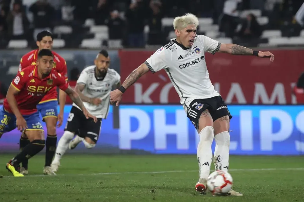 Carlos Palacios abrió la cuenta mediante lanzamiento penal para Colo Colo. | Imagen: Photosport