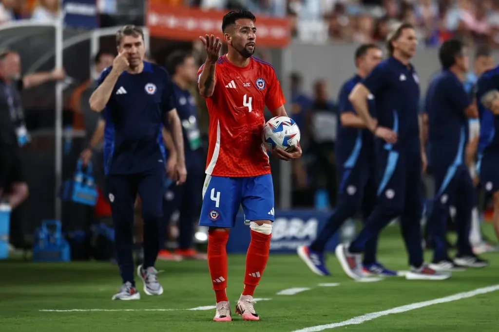 Mauricio Isla en el partido de Chile vs Argentina por Copa América. (Foto: Getty Images)